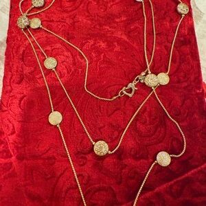 Elegant Gold Necklace with Intricate Detailing